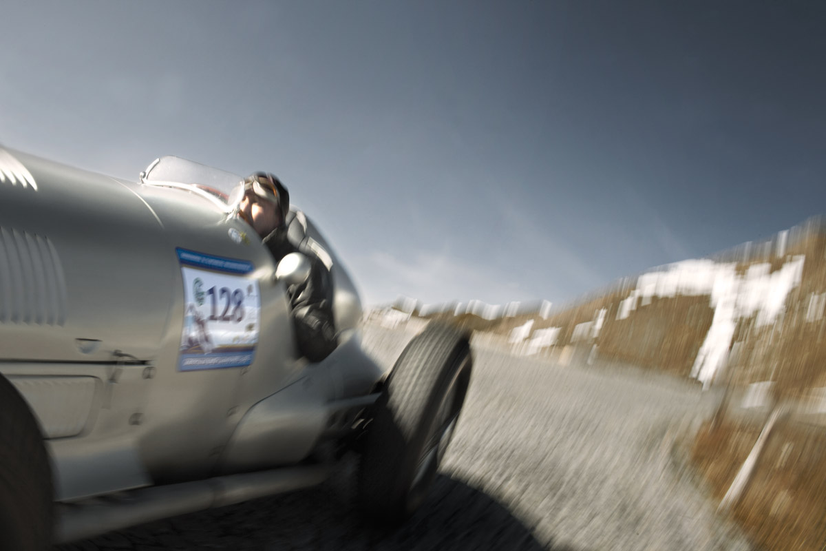 Jochen Mass mit dem Mercedes-Benz W 125 auf dem Großglockner.