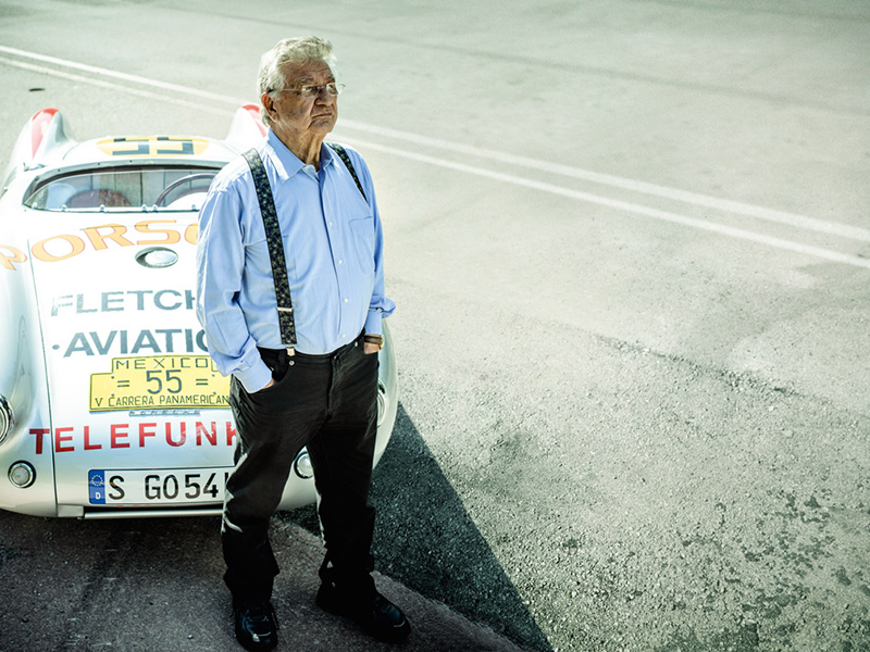 Hans Herrmann vor seinem Renn-Porsche