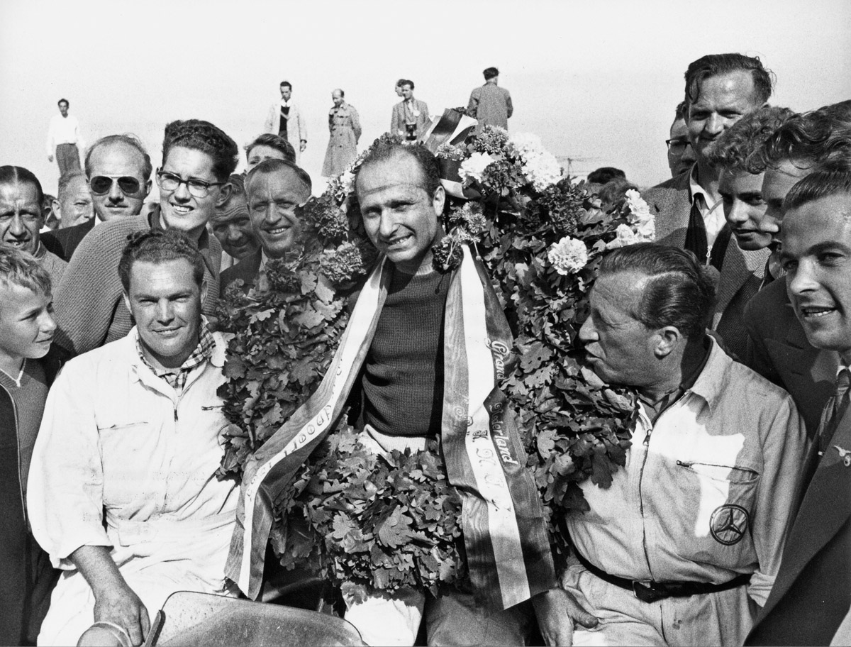Juan Manuel Fangio im Rennwagen und bei einer Siegesfeier