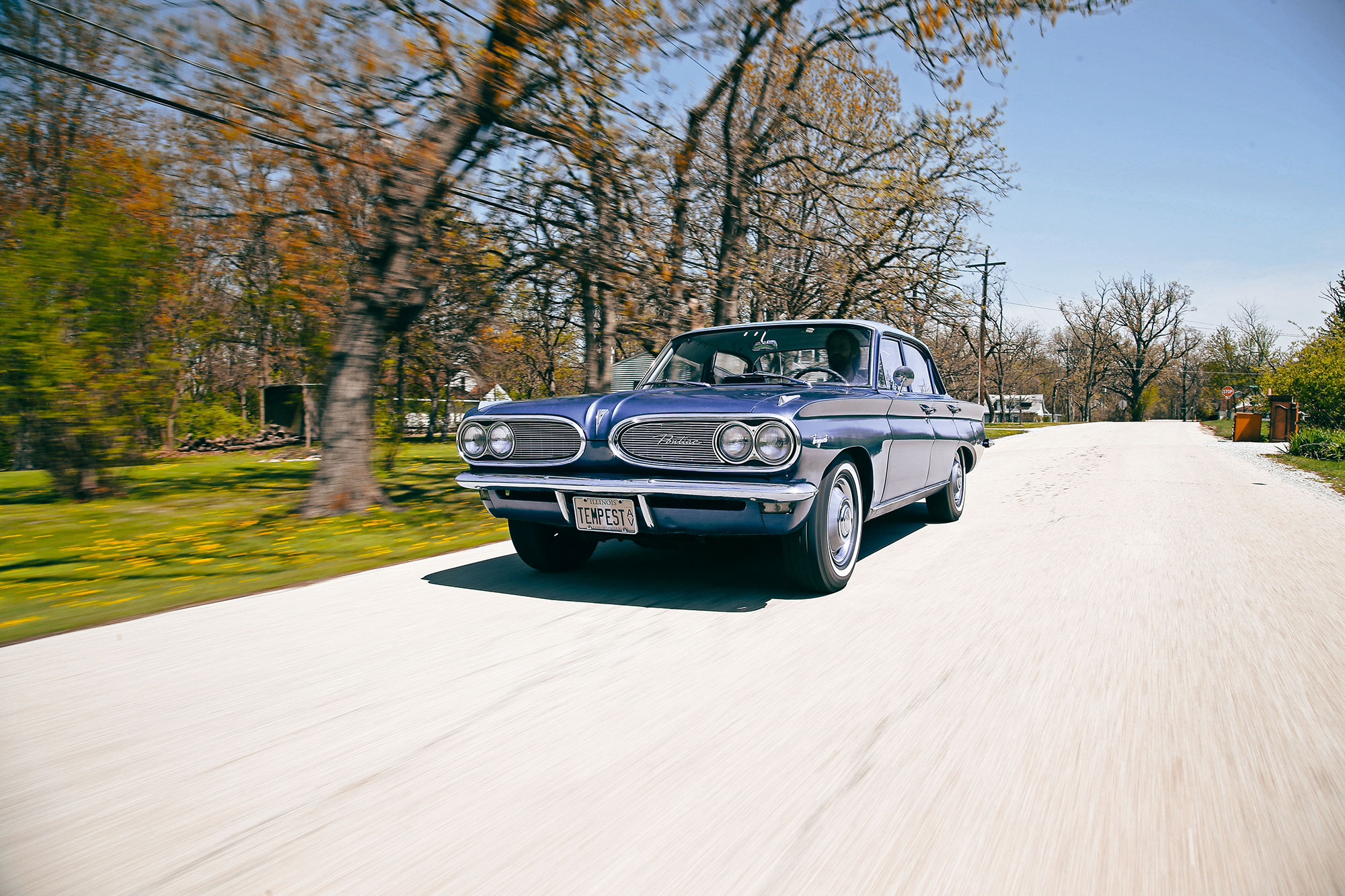 Frontansicht eines klassischen Pontiac Tempest mit Chromgrill
