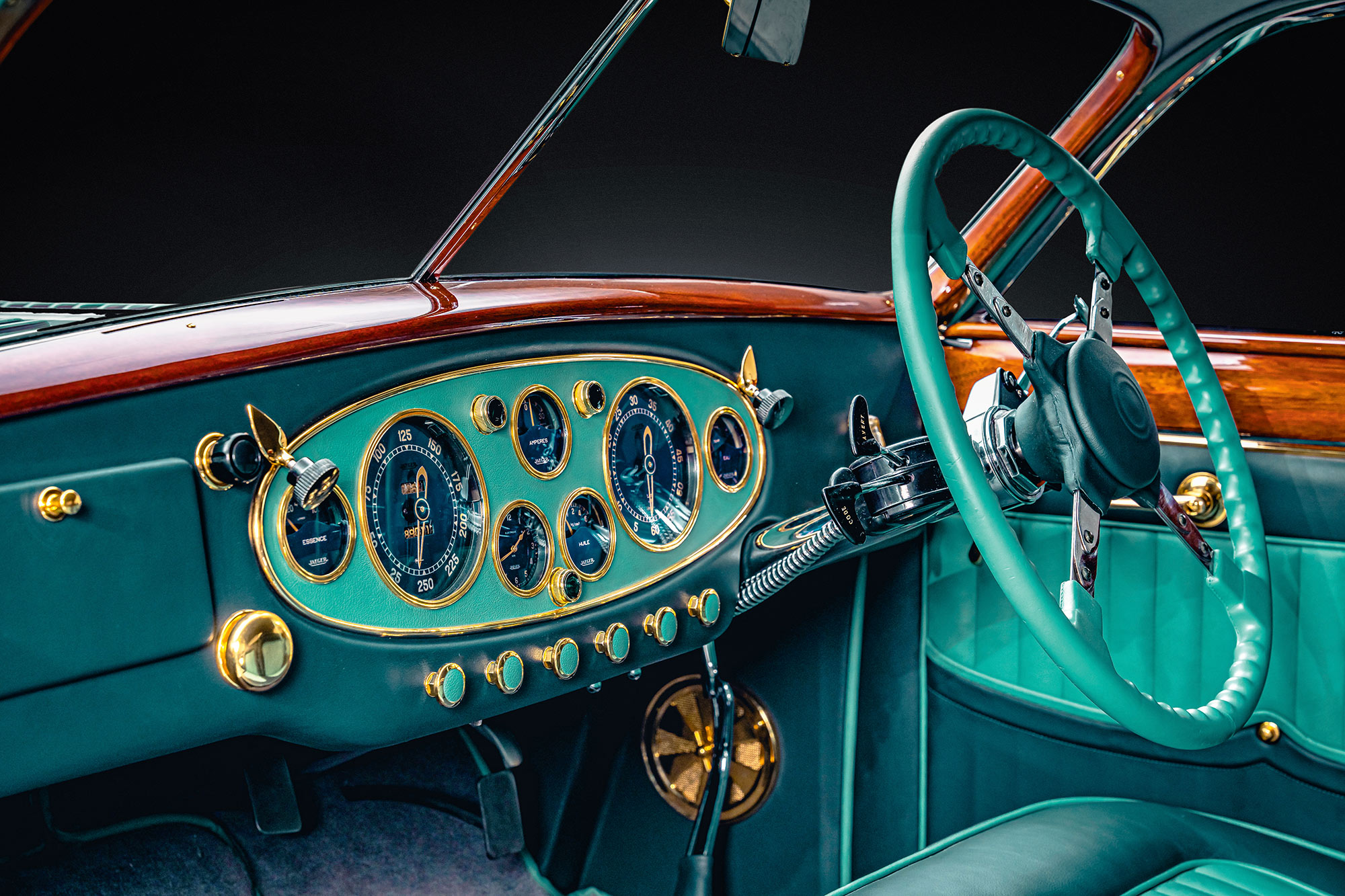 https://www.octane-magazin.de/wp-content/uploads/2025/03/octane-magazin-10_talbot-lago-12_Petr_Michalek_PHOTO_DOUBLE_PAGE_SPREAD_LIGHTS_CAMERA.jpg