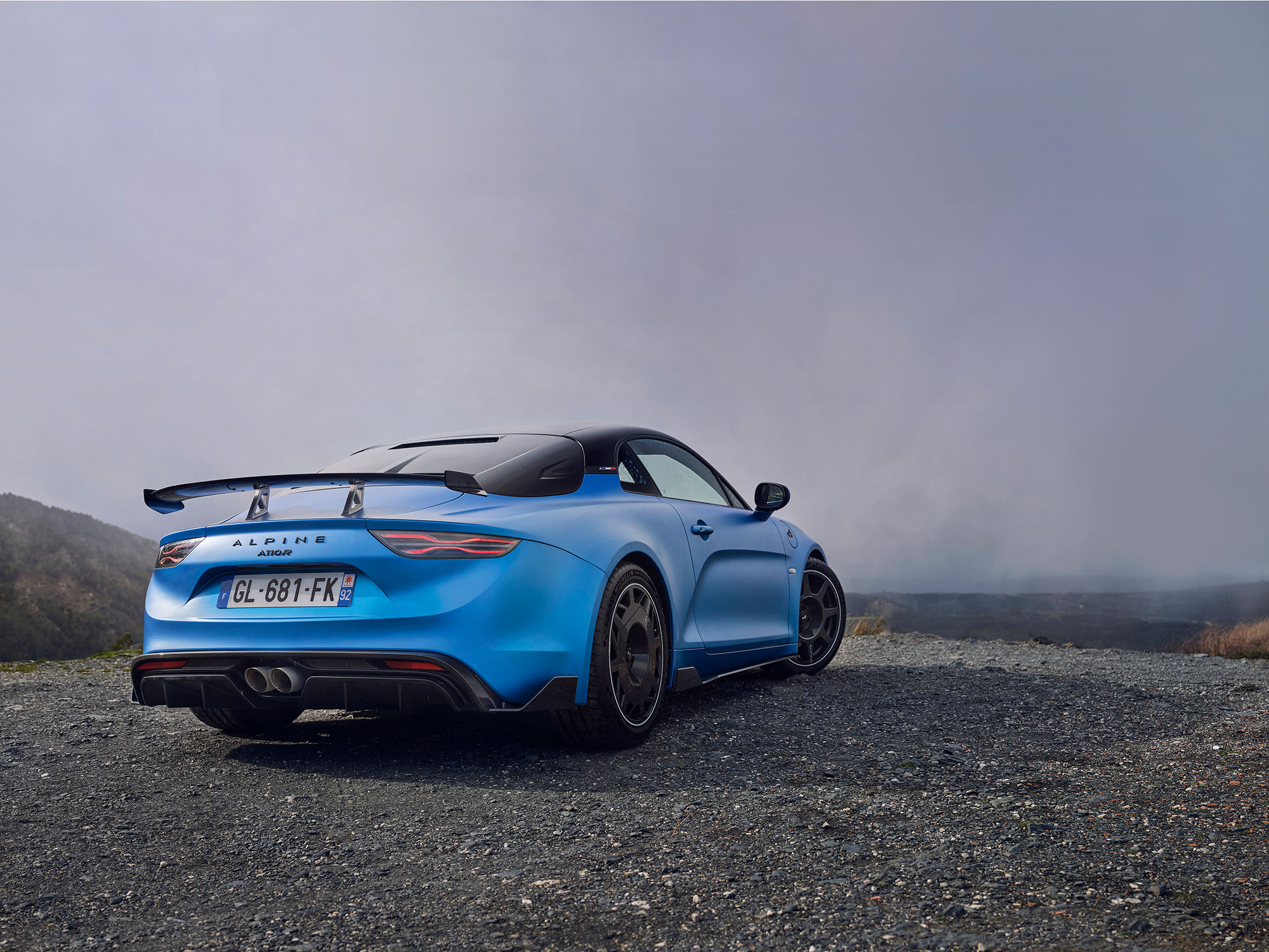 Heckansicht der Alpine A110 mit Doppelendrohr