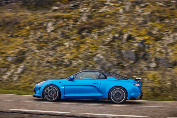 Seitenansicht einer Alpine A110 in voller Fahrt
