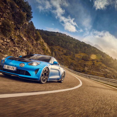 Alpine A110 beim Abbiegen auf einer Landstraße