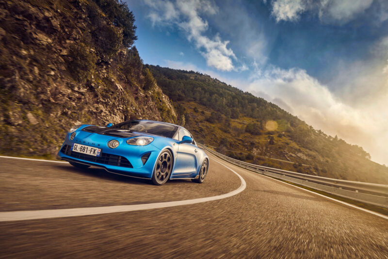 Alpine A110 beim Abbiegen auf einer Landstraße