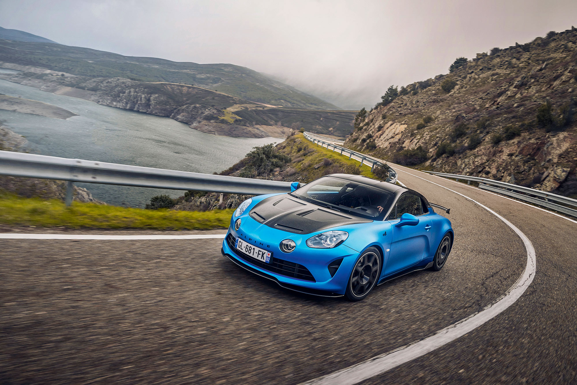 Alpine A110 fährt auf kurviger Landstraße