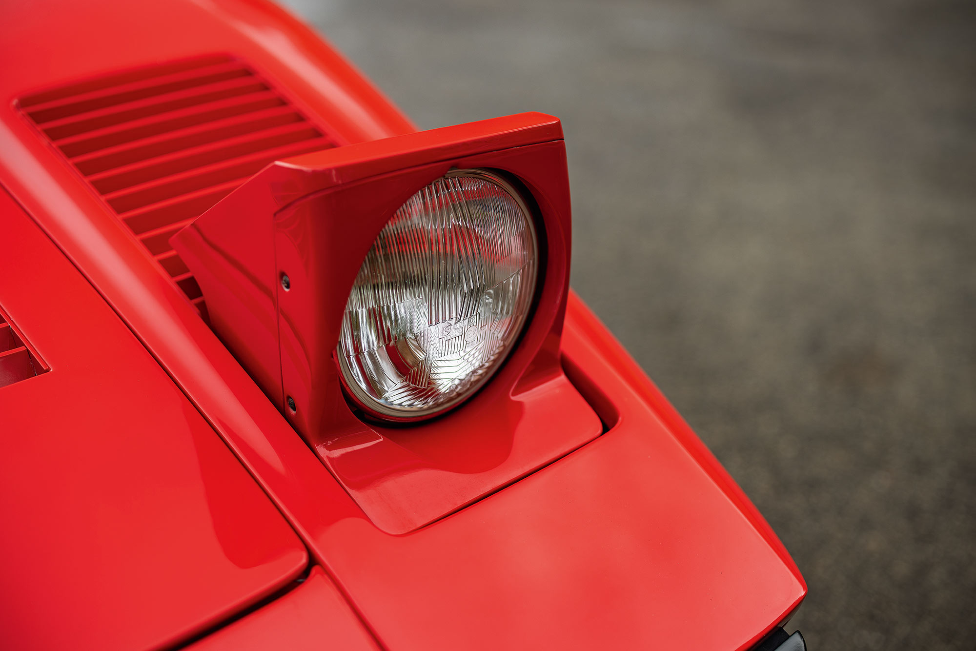 Detailaufnahme der Klappscheinwerfer des Ferrari 288 GTO