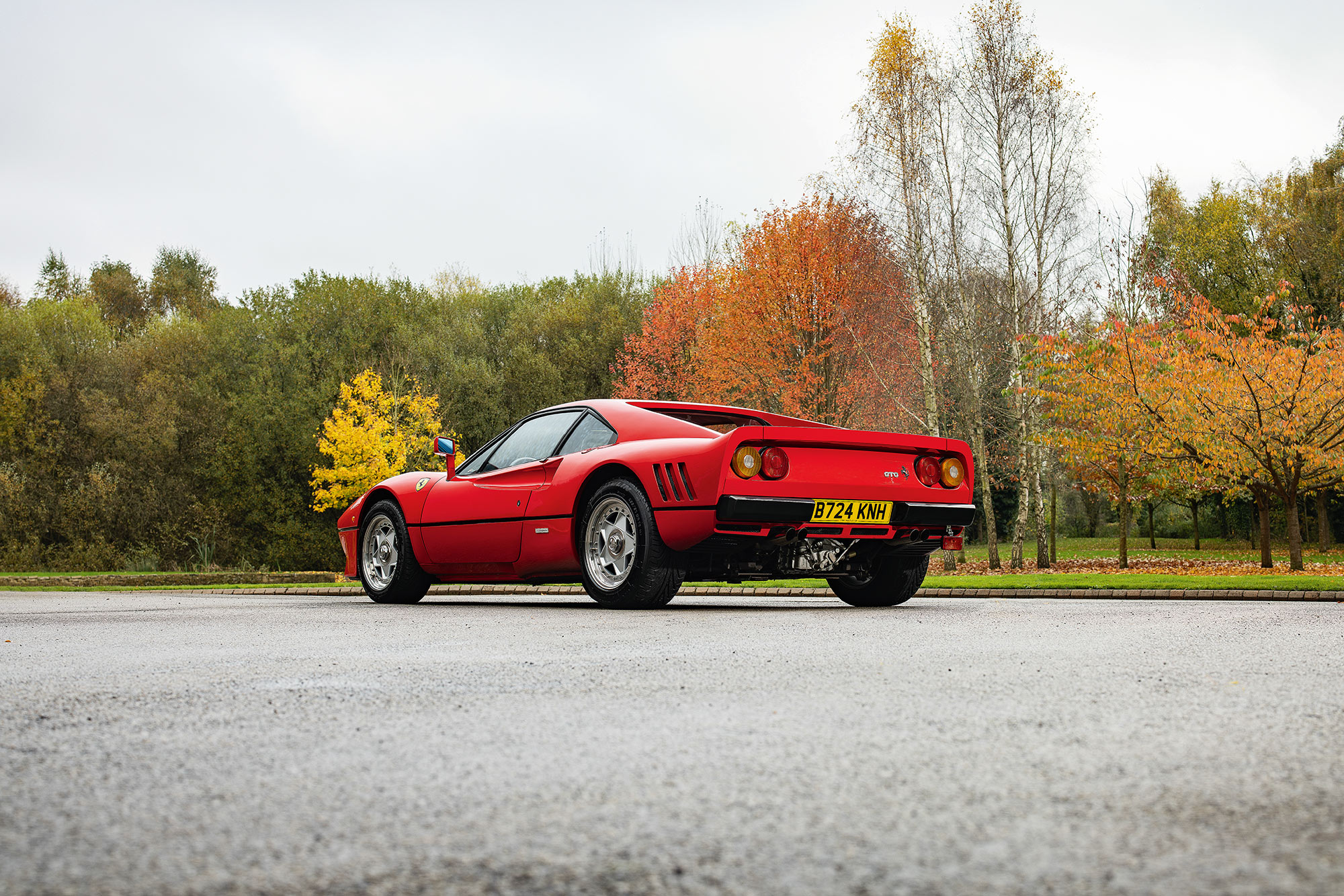 Heckansicht eines roten Ferrari 288 GTO