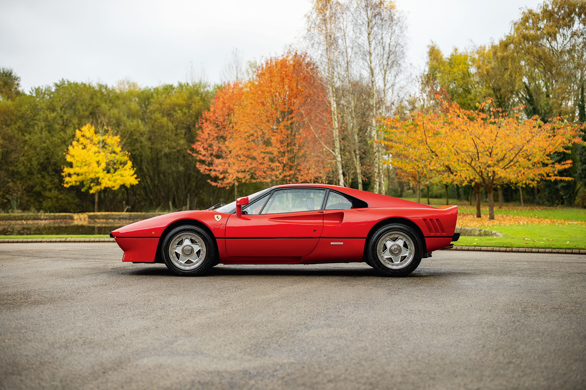 Ferrari 288 GTO von außen in Seitenansicht