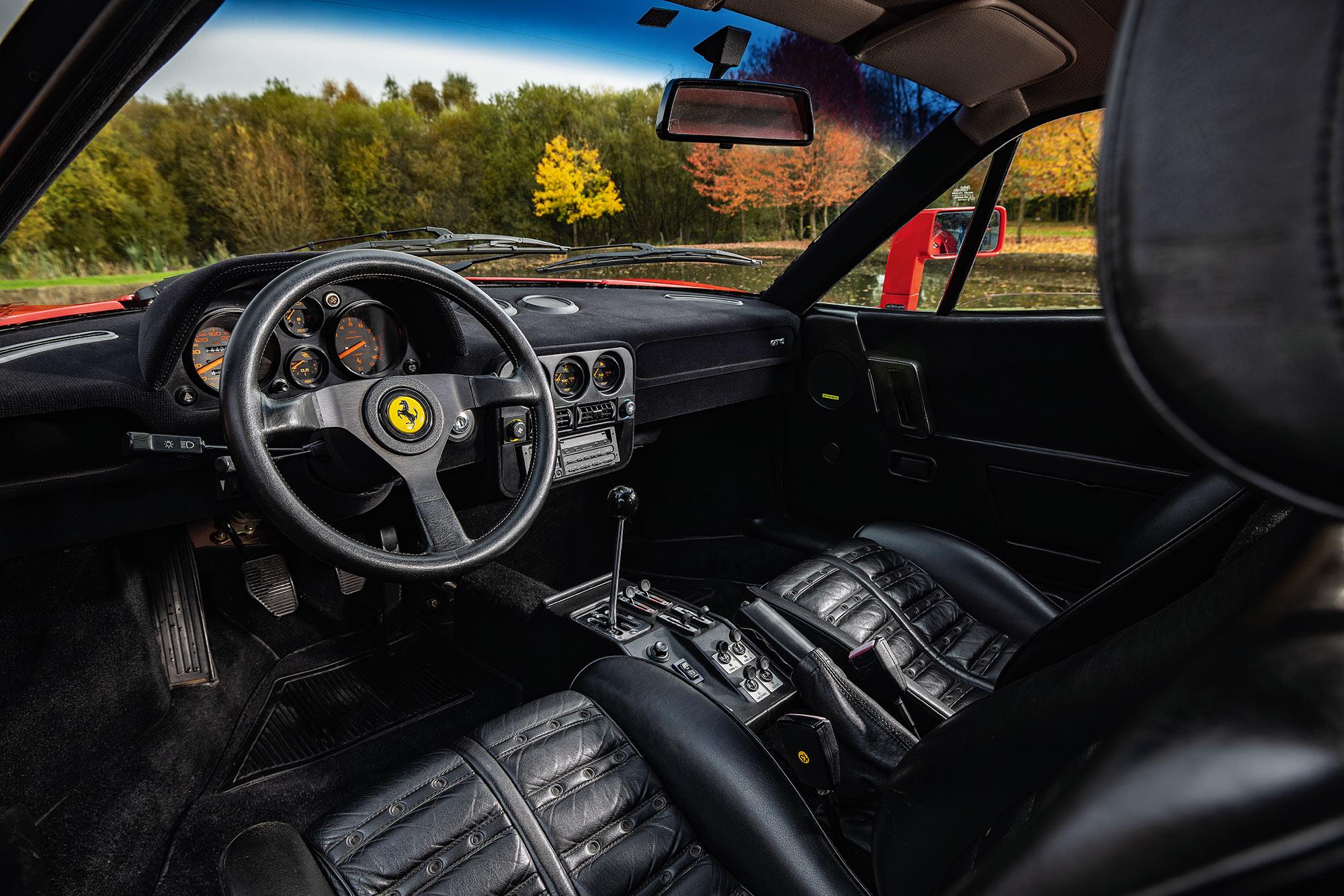 nnenraum des Ferrari 288 GTO mit Blick auf Lenkrad und Instrumente