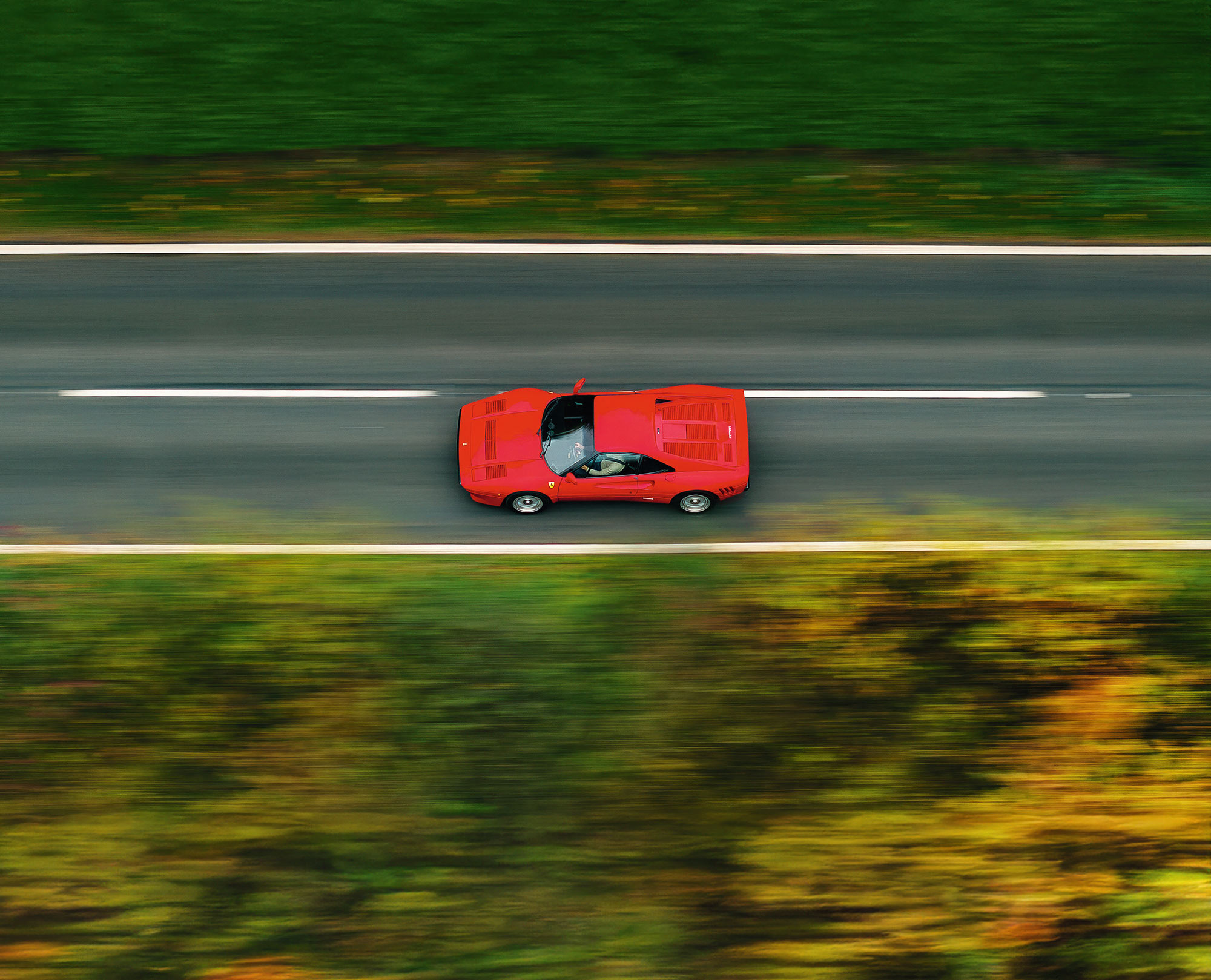 Ferrari 288 GTO beim Fahren auf einer Landstraße