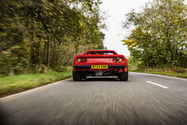 Heckansicht eines roten Ferrari 288 GTO