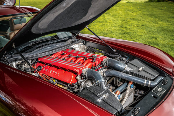 Motorraum eines Bristol mit sichtbarem Reihensechszylinder