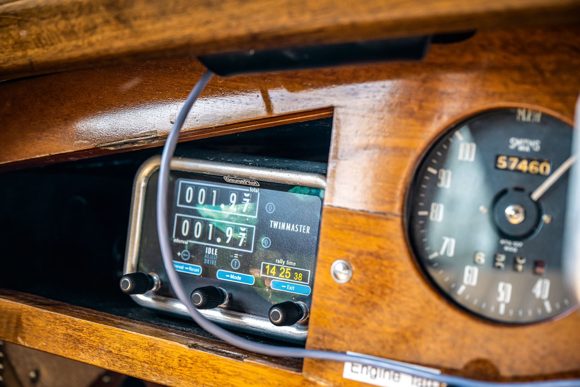 Lenkrad und Cockpit eines historischen Bristol-Fahrzeugs