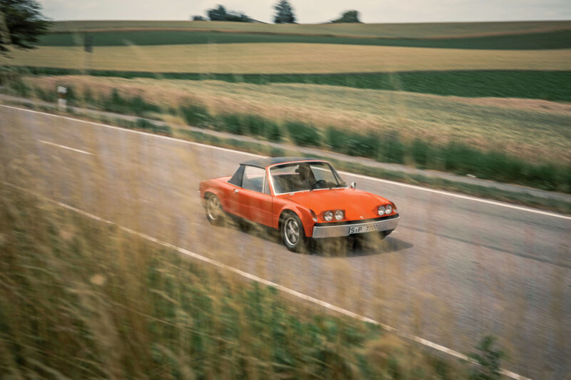 Porsche 914 S in Seitenansicht auf freier Straße