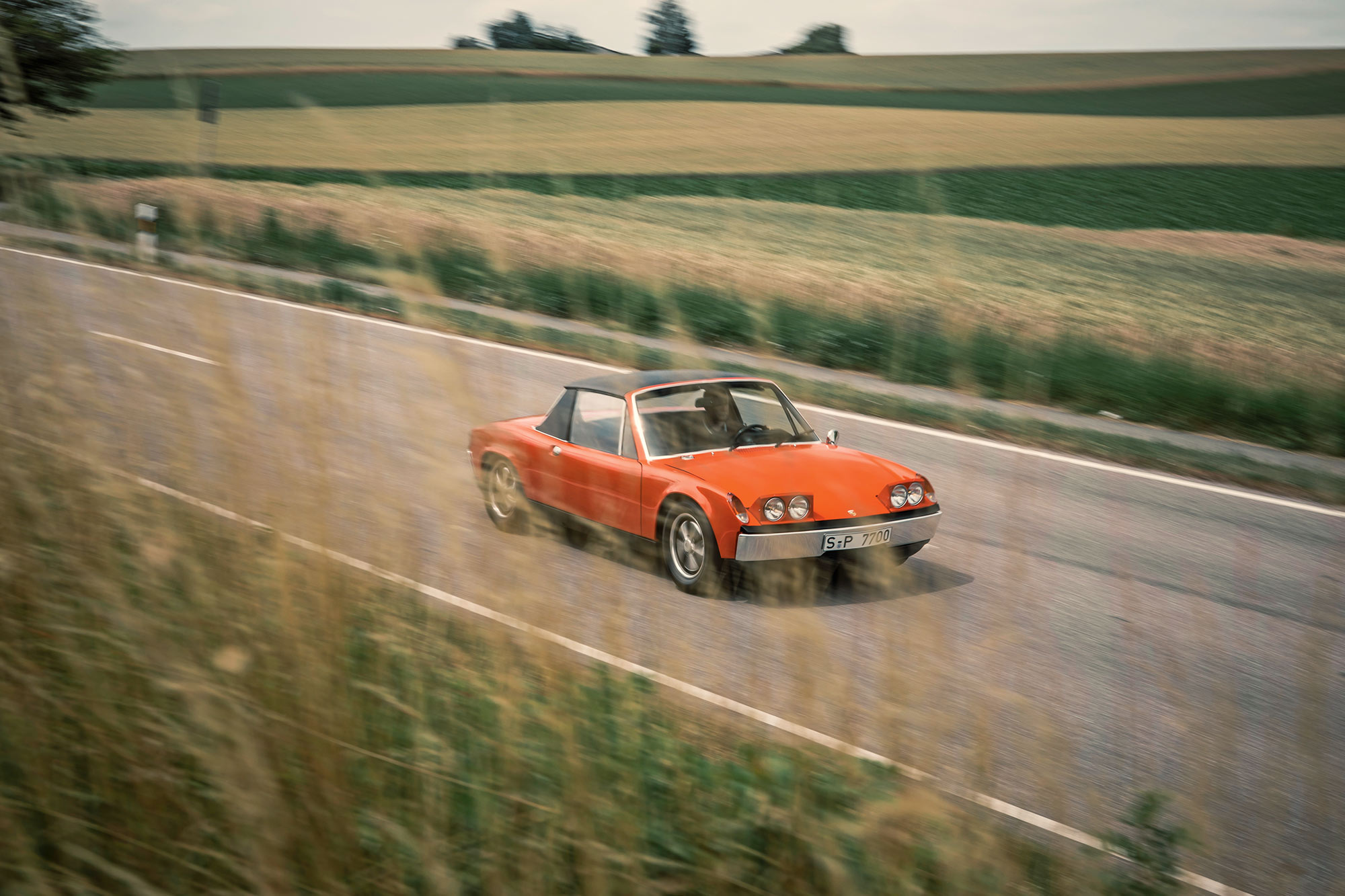 Porsche 914 S in Seitenansicht auf freier Straße