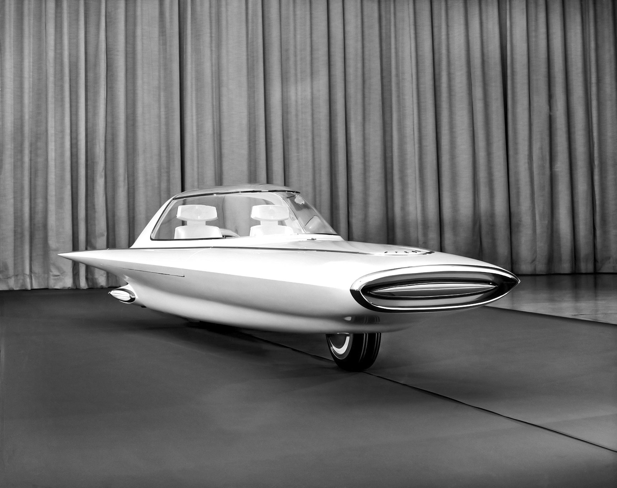 Gyro-X in ruhender Position mit ausgeklappten Stützrädern