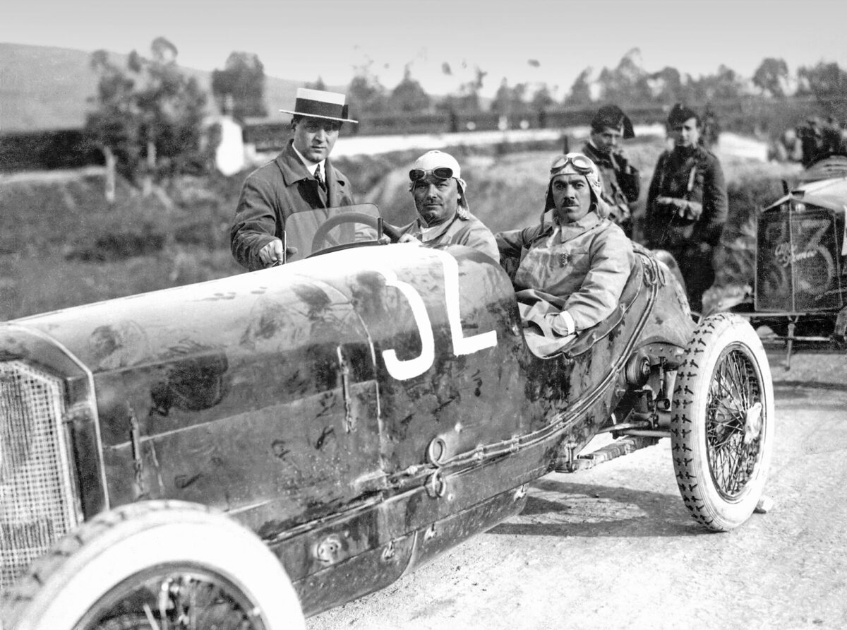 Historisches Schwarz-Weiß-Foto vom Mercedes-Team bei der Targa Florio 1924