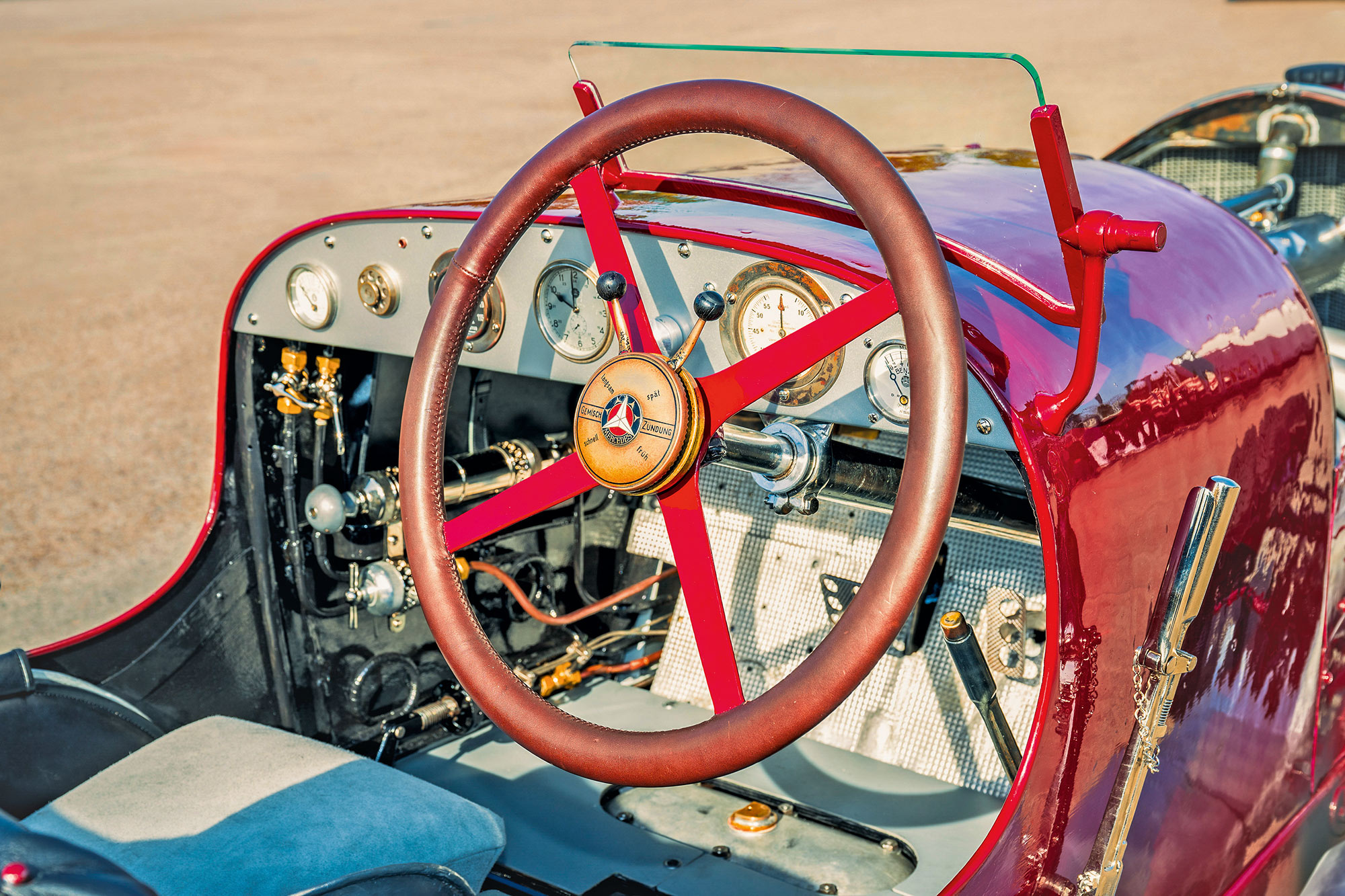 Blick ins Cockpit mit schlichter Armaturentafel und Holzlenkrad