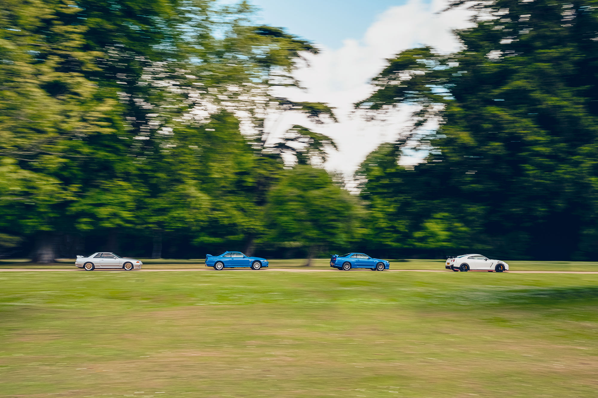 Skyline GT-R auf kurvenreicher Landstraße