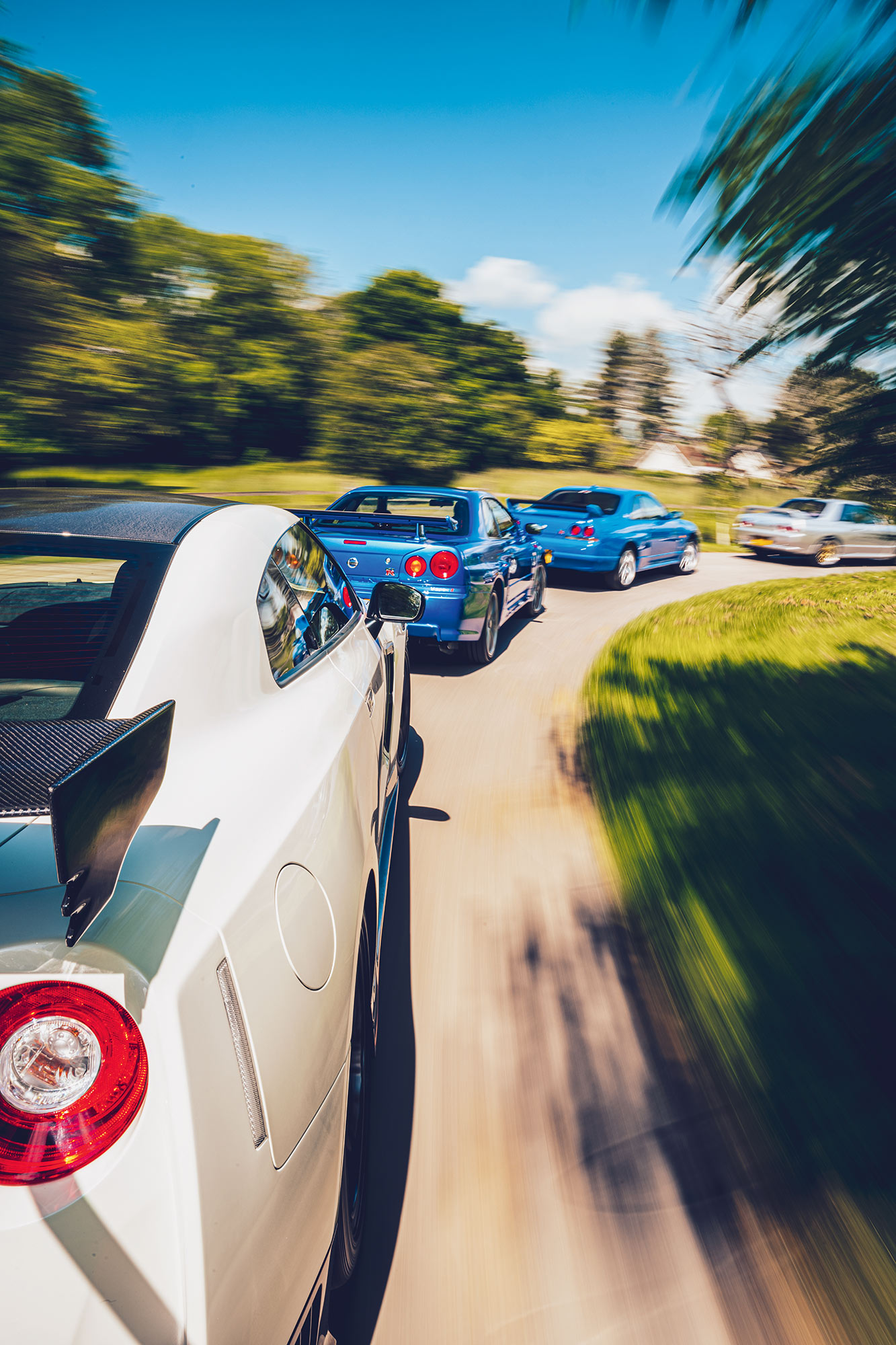 Nissan GTR Kolonne auf der Landstraße