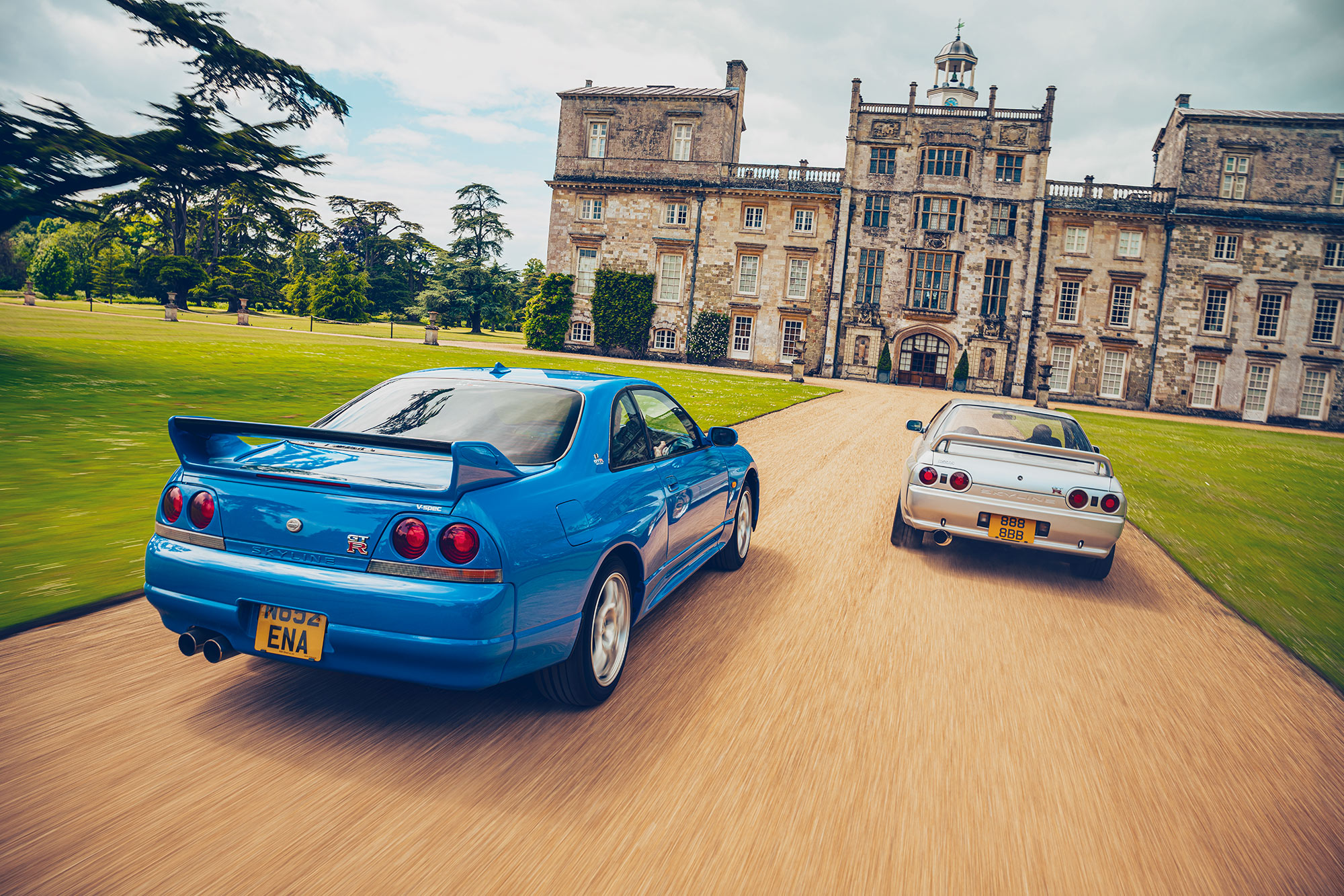 Frontansicht eines klassischen GT-R mit markanter Silhouette