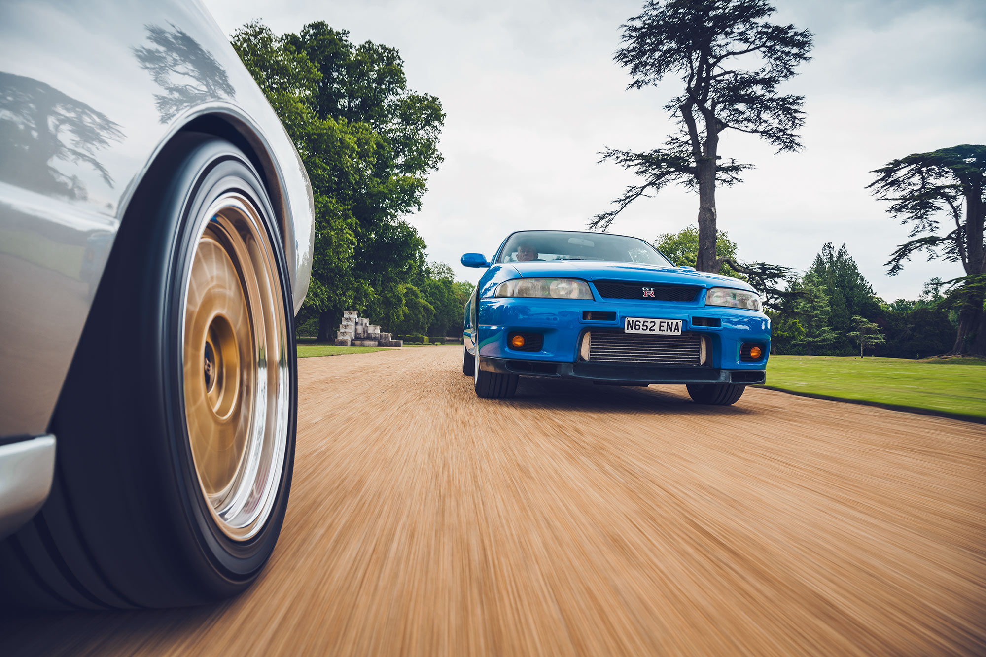 Frontansicht eines klassischen GT-R mit markanter Silhouette