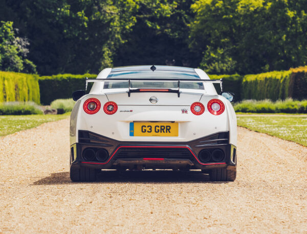 Nissan GT-R mit charakteristischen runden Rückleuchten