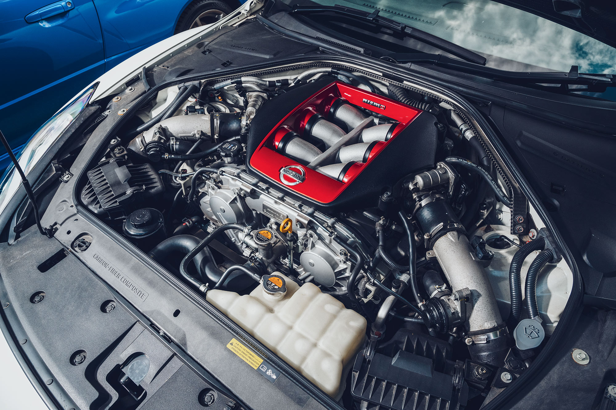 Blick in den Motorraum eines Nissan GTR