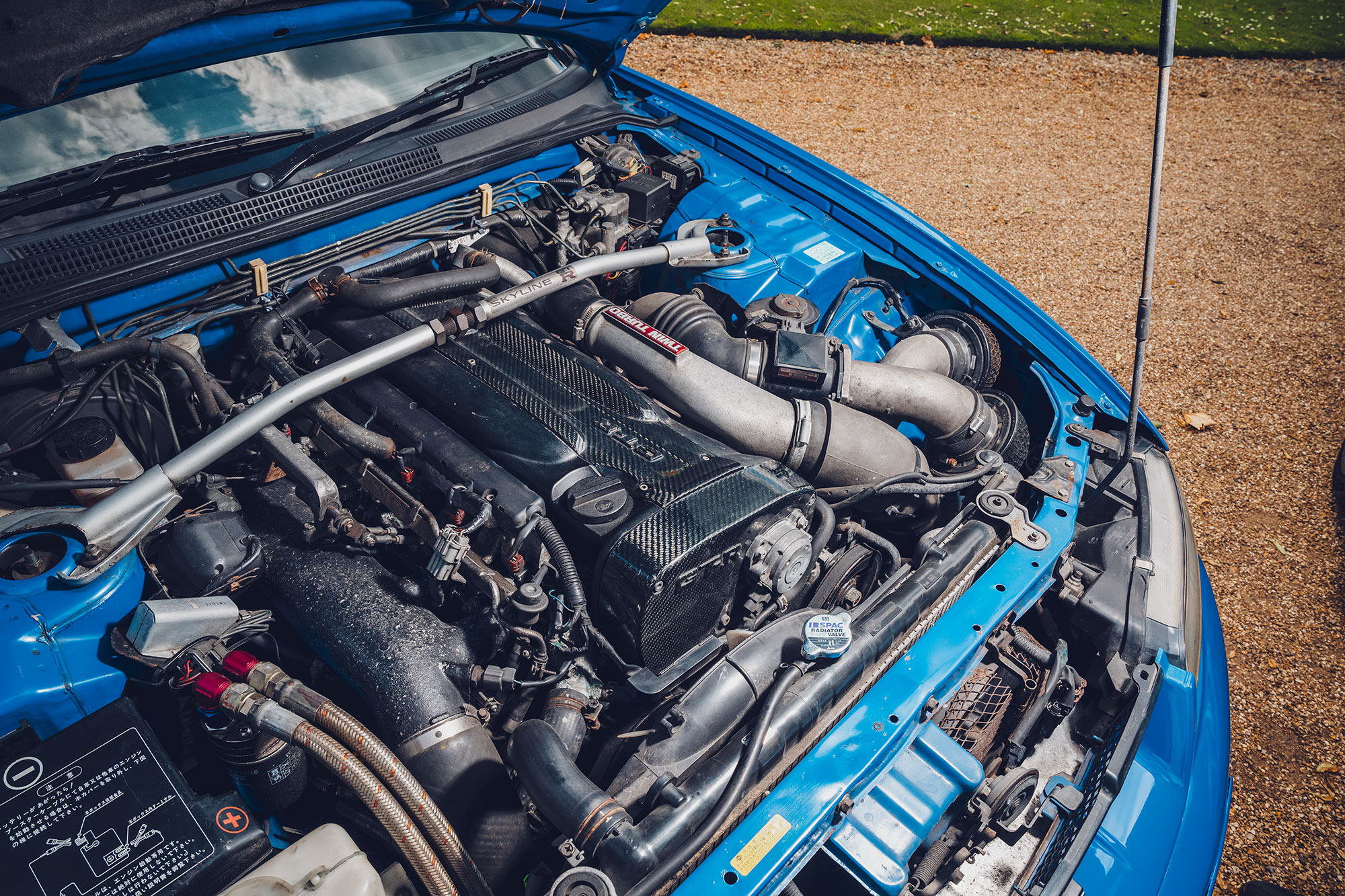 Technische Details im Motorraum eines GT-R