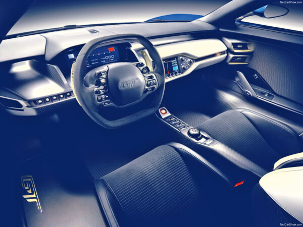 Innenraum eines Supersportwagens mit Rennlenkrad und Displays
