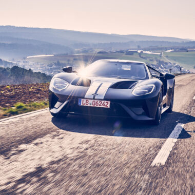 Frontansicht eines modernen Ford GT auf der Straße