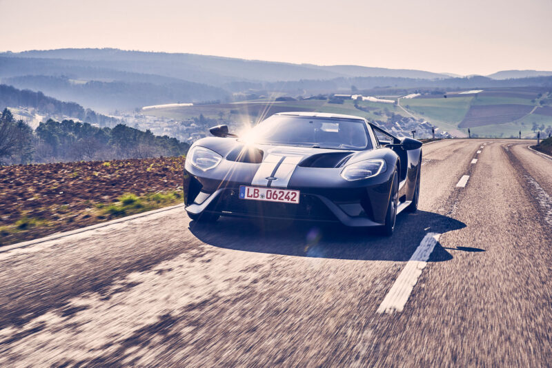 Frontansicht eines modernen Ford GT auf der Straße
