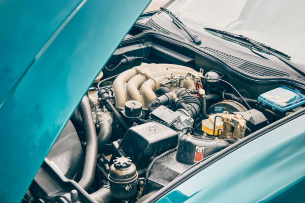 Blick unter die Motorhaube des BMW Z8