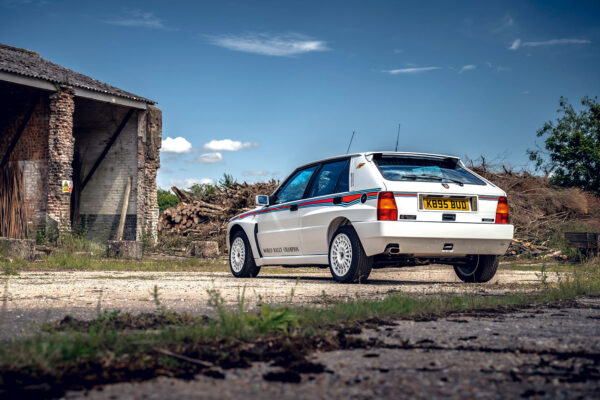 Lancia Delta Integrale Martini 6 mit türkisfarbener Innenausstattung