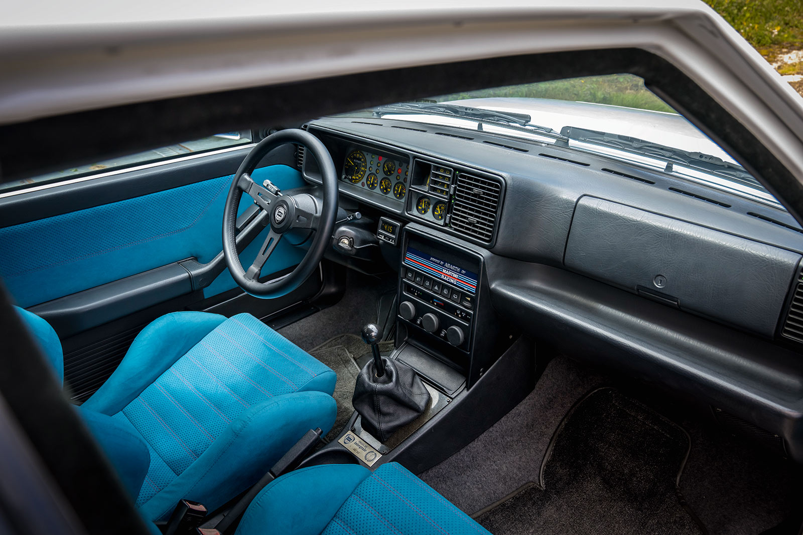 Detailaufnahme des türkisfarbenen Alcantara-Sitzes im Martini 6