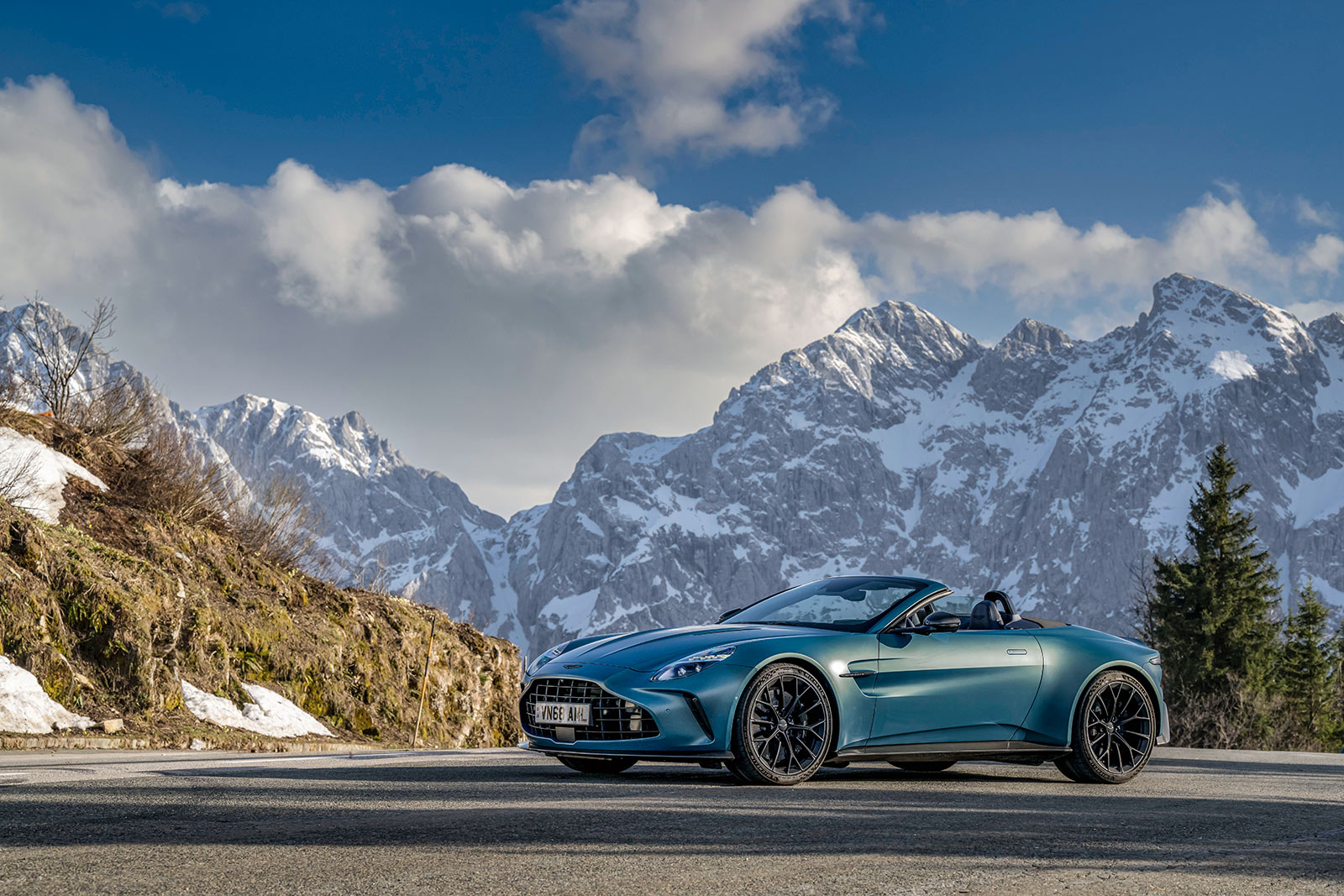 Seitenansicht des Aston Martin Vantage Roadster in Bewegung