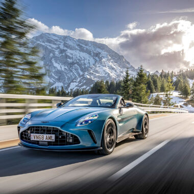 Aston Martin Vantage Roadster auf kurviger Landstraße