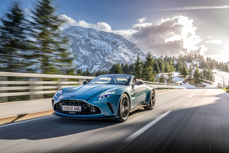 Aston Martin Vantage Roadster auf kurviger Landstraße
