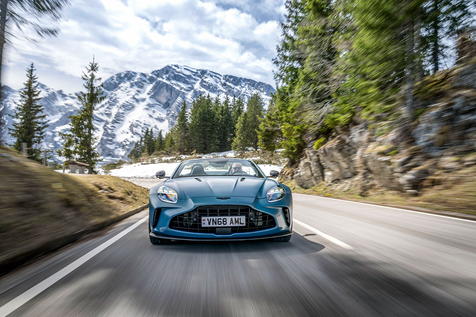 Frontansicht des Aston Martin mit markentypischem Kühlergrill