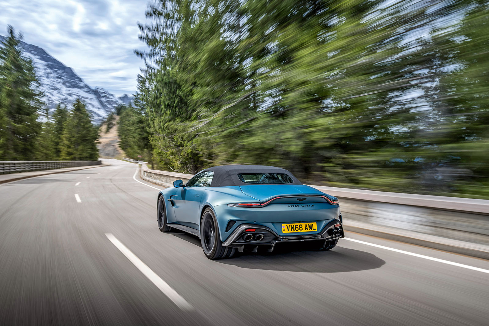 Aston Martin Vantage Roadster mit geöffnetem Verdeck auf Bergstraße