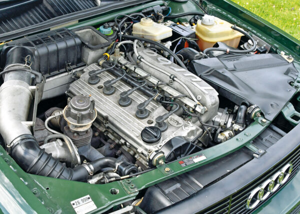 Fünfgang-Schaltgetriebe und sportliche Instrumententafel im Innenraum