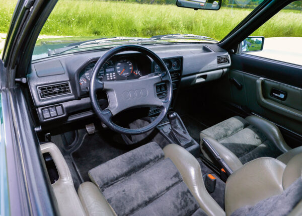 Innenraum des Audi Sport quattro mit sportlichem Cockpit und Lederausstattung