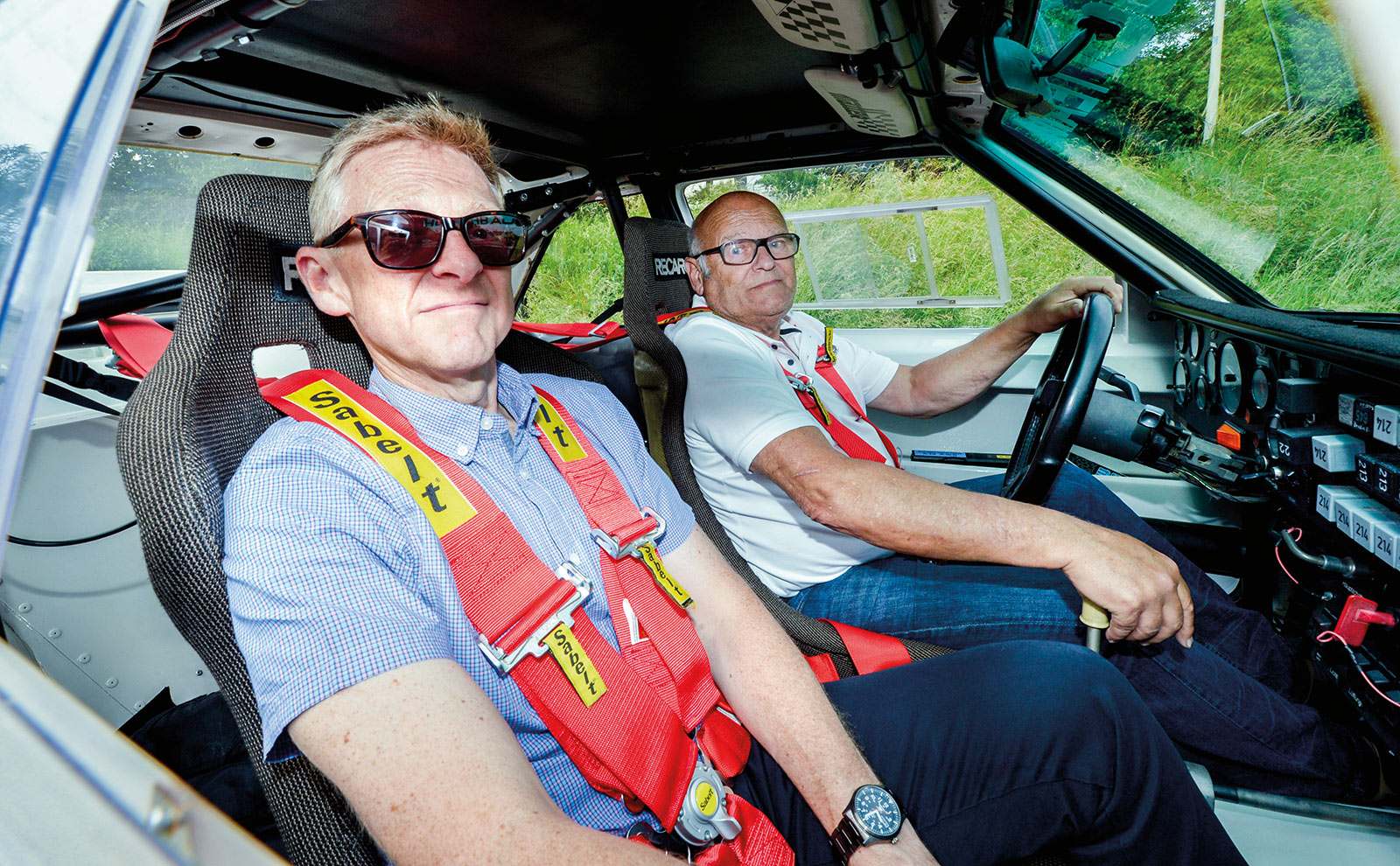 Fahrer und Beifahrer im Cockpit eines Gruppe-B-Audi Sport quattro