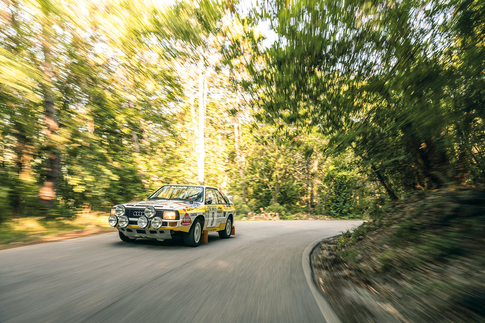 Frontansicht eines Audi Sport quattro mit markanten Doppelscheinwerfern