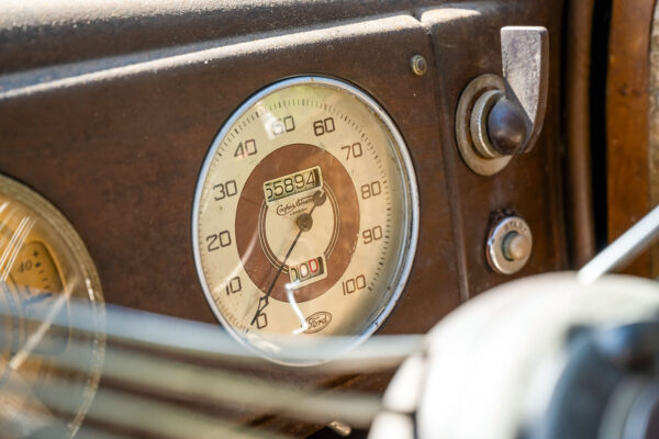 Innenraum des Ford V8 „Woodie“ mit originalem Bakelit-Armaturenbrett