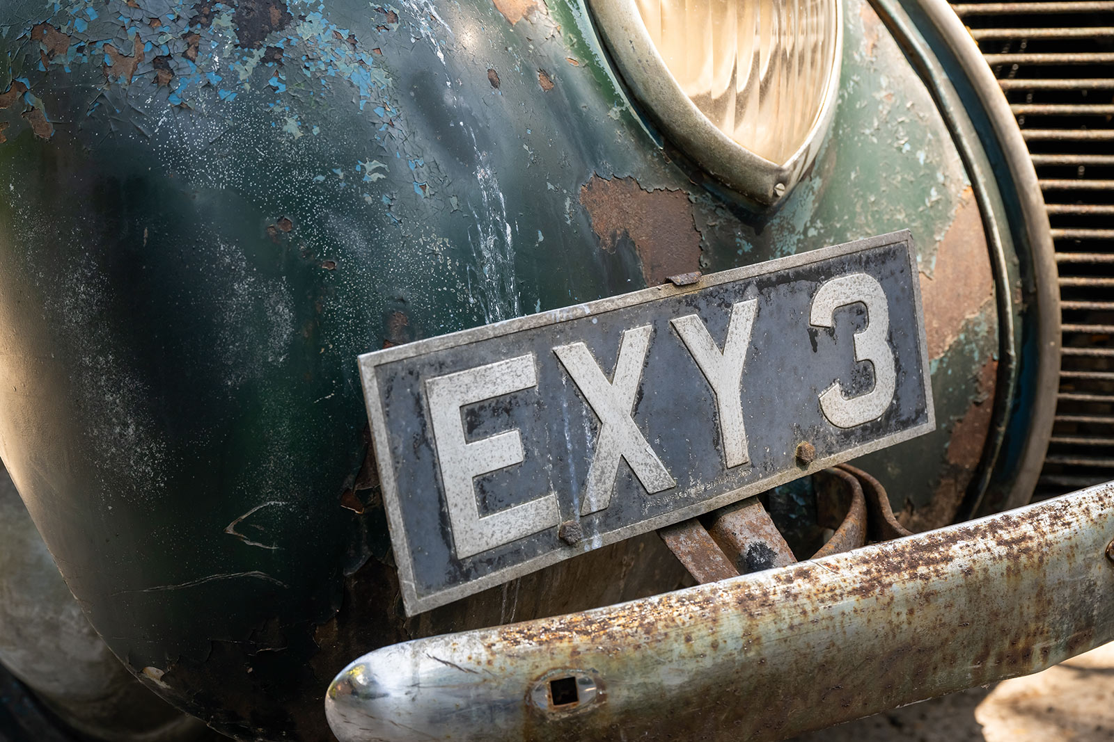 Originales Kennzeichen EXY 3 an einem Ford V8 „Woodie“