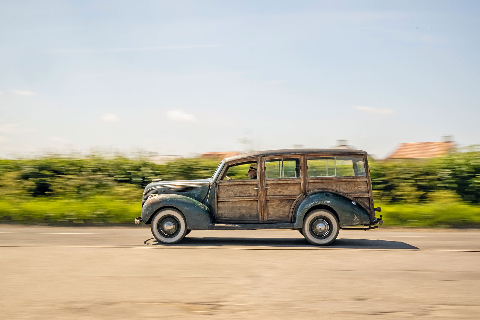 Ford V8 „Woodie“ von 1938 mit originaler Holzkarosserie in Seitenansicht