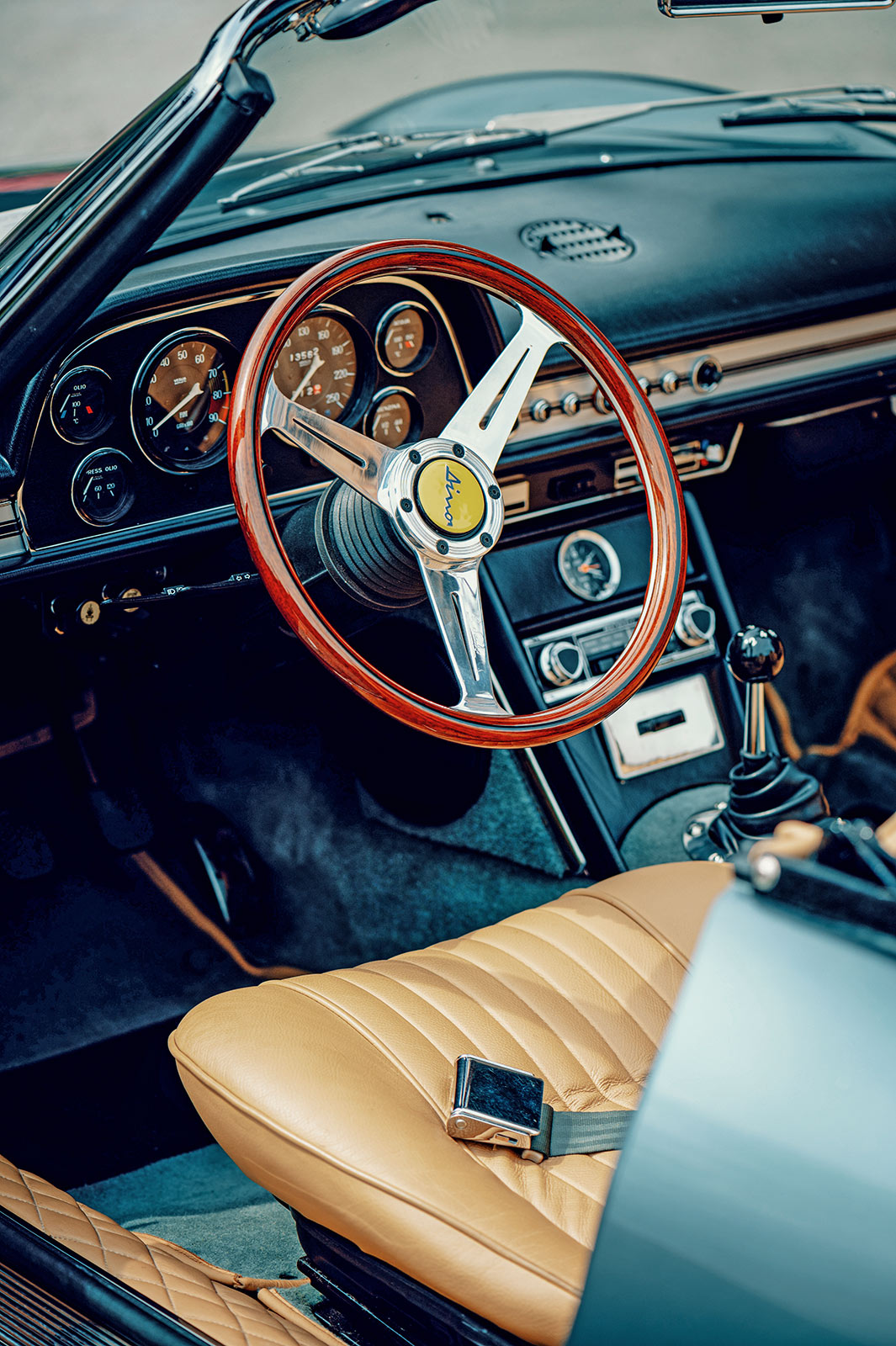 Klassisches Cockpit mit Aluminium-Armaturen und Drehzahlmesser