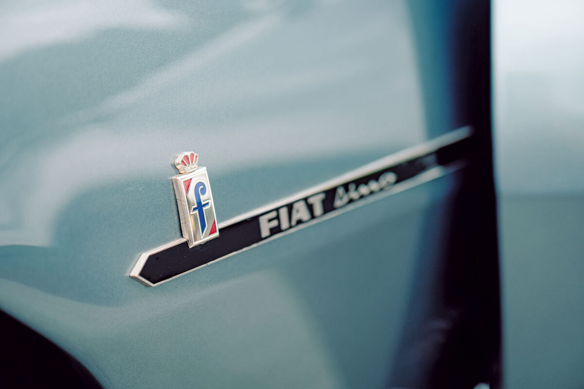 Detailaufnahme des Dino-Schriftzugs auf der Motorhaube